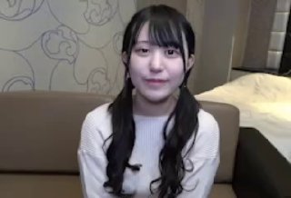 逼小紧致的漂亮美女酒店被鸡巴粗大又长的男友玩弄嫩穴后激烈爆插,包裹的很紧,边干边拍,女说：等下我站不住了!